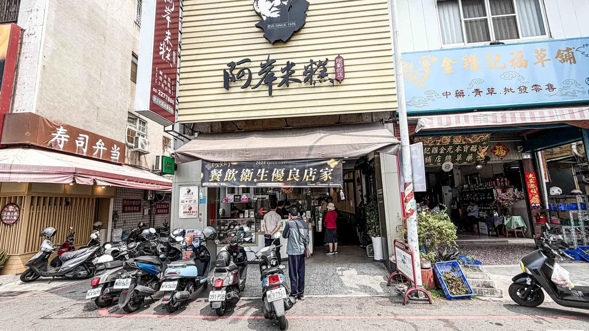 阿考米迪药品说明书和药盒放在桌上